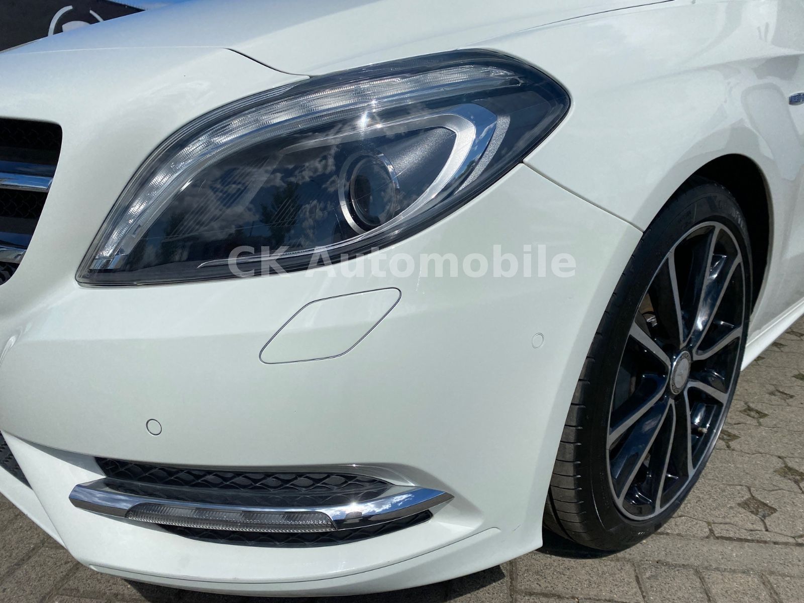 Fahrzeugabbildung Mercedes-Benz B200 Automatik Night-Paket/Leder/Bi-Xenon/Kamera