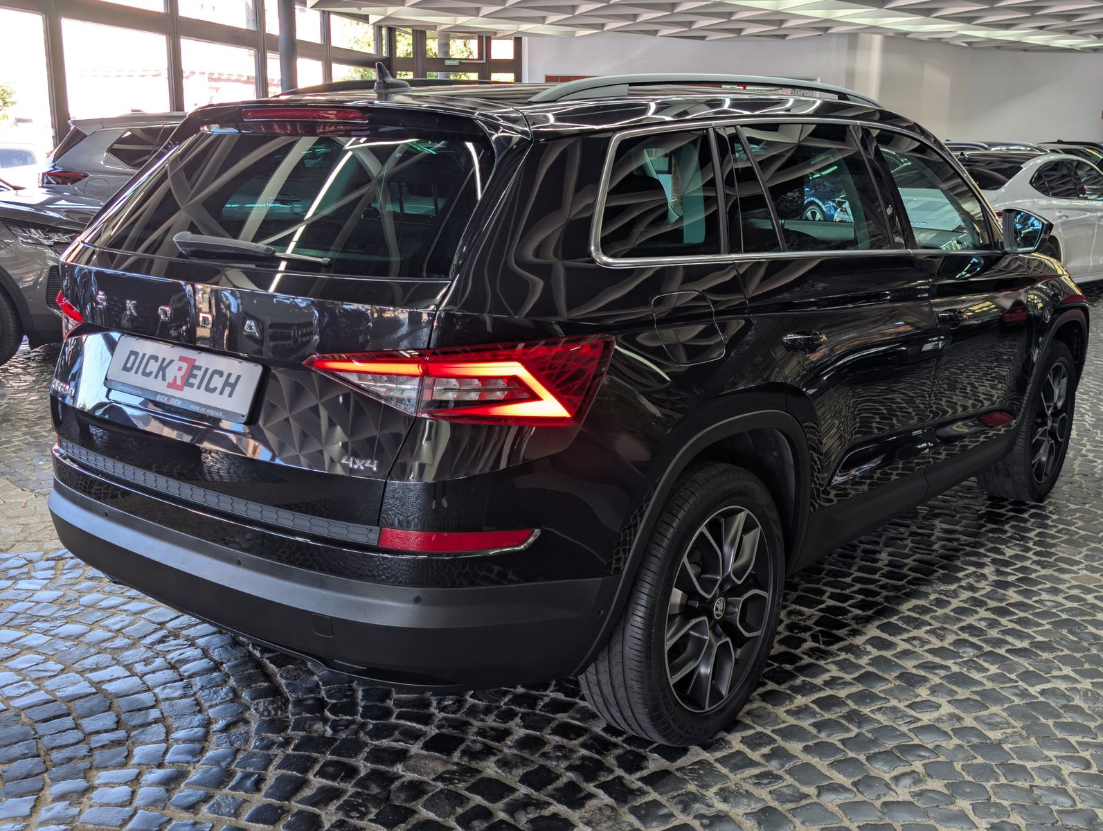 Fahrzeugabbildung SKODA Kodiaq Clever 4x4 PANO*AHK*CANTON*4xSHZ*7-Sitzer