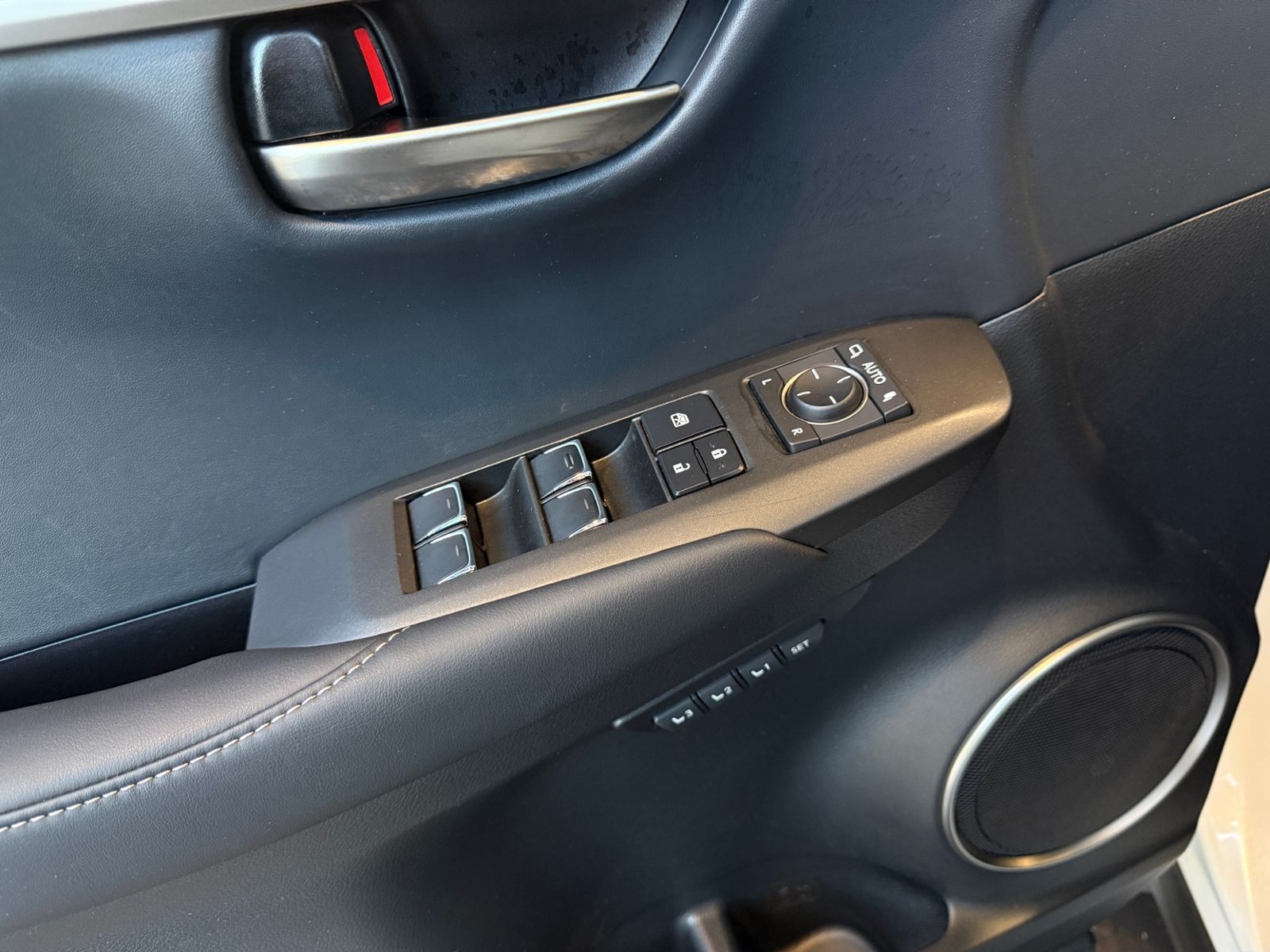 Fahrzeugabbildung Lexus NX 300h E-Four Luxury Line HUD 360° LED NAV