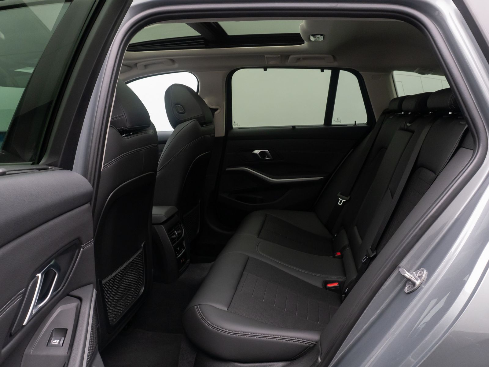 Fahrzeugabbildung BMW 320e Kamera DAB Leder Panorama Sport HUD 18Zoll