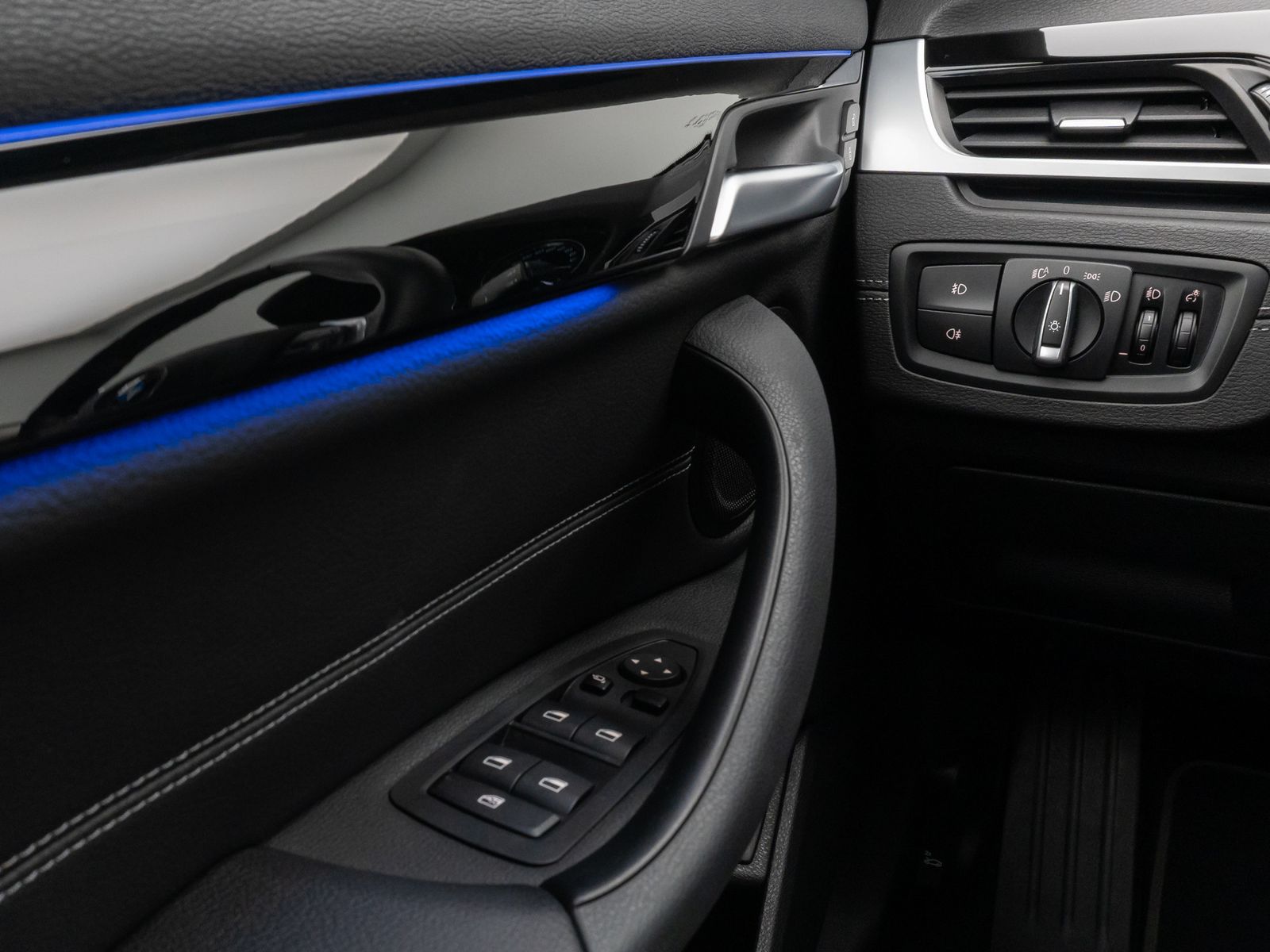 Fahrzeugabbildung BMW X1 sD20i SportLine Parkassistent Lordos DAB LED