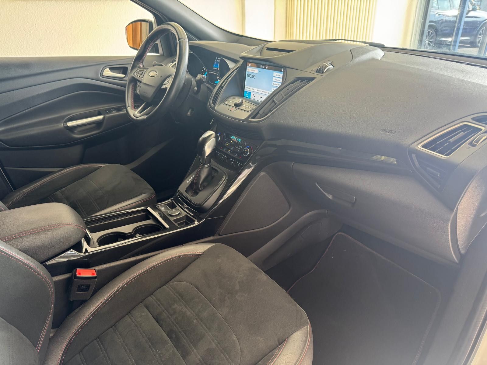 Fahrzeugabbildung Ford Kuga ST-Line / AHK/NAVI/KLIMA/8.FACH BEREIFT