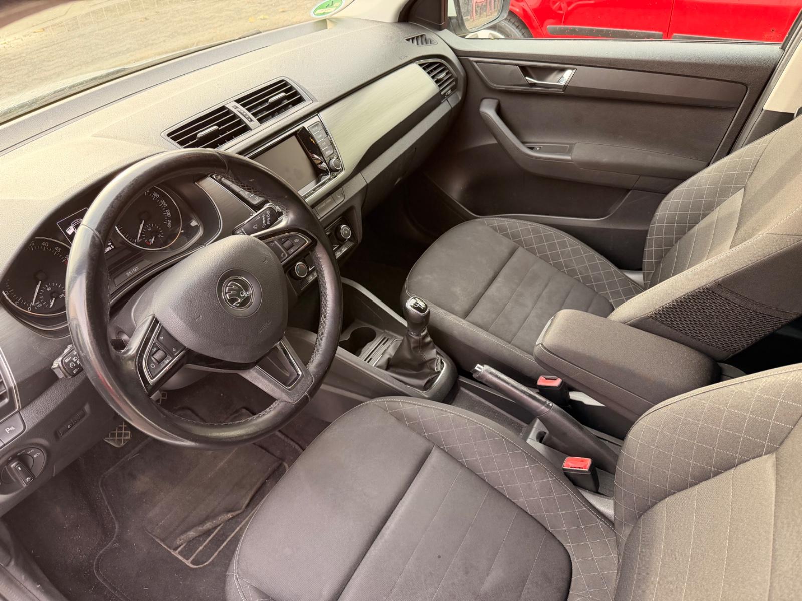 Skoda Fabia 2015 — фото 10