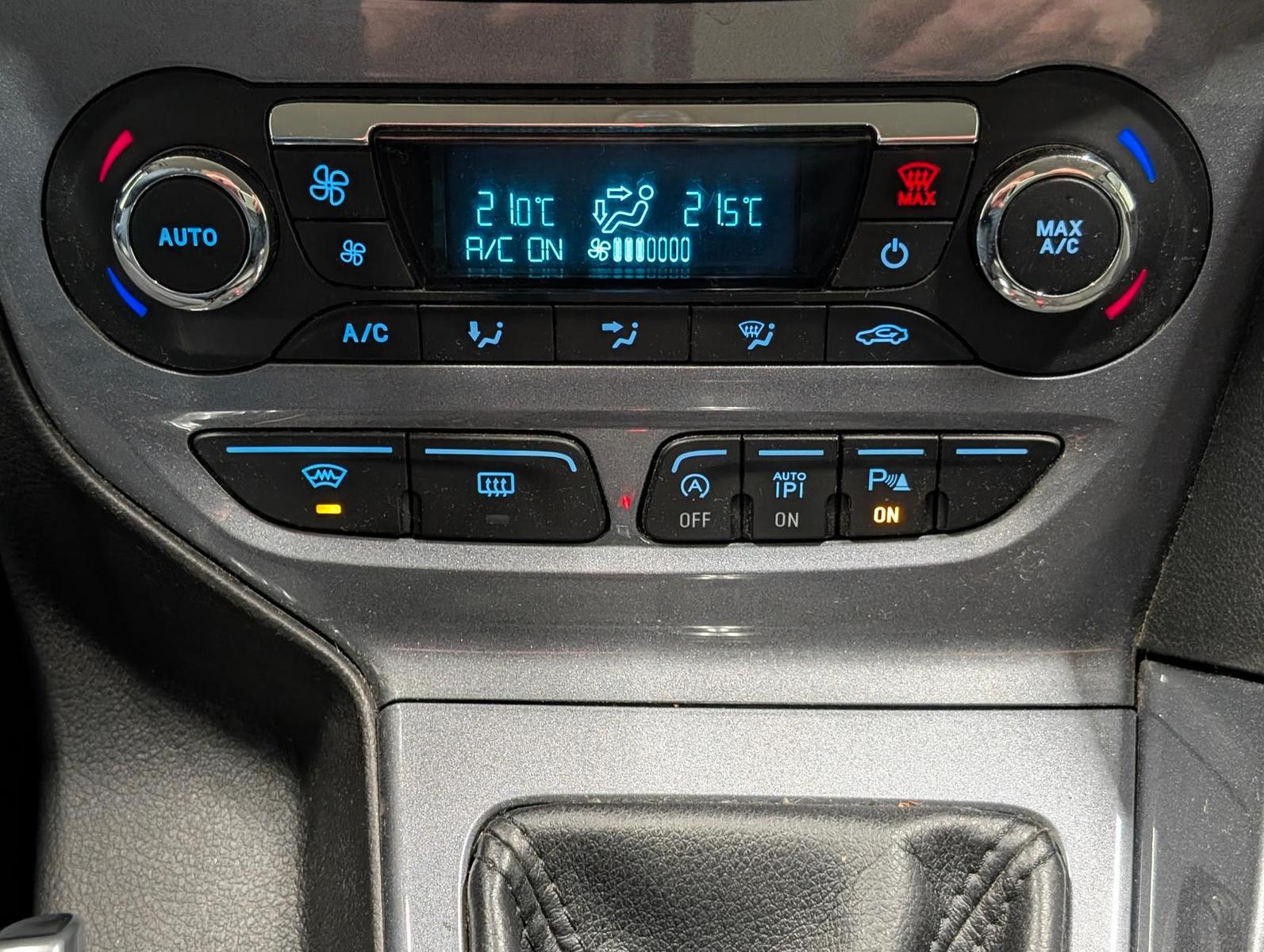 Ford Focus 2013 — photo 16