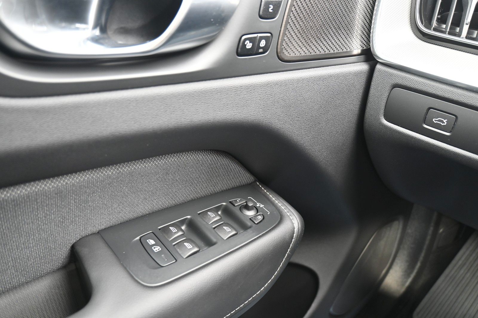 Fahrzeugabbildung Volvo XC60 B4 D Plus Dark*STDHZG*PANO*360°*ACC
