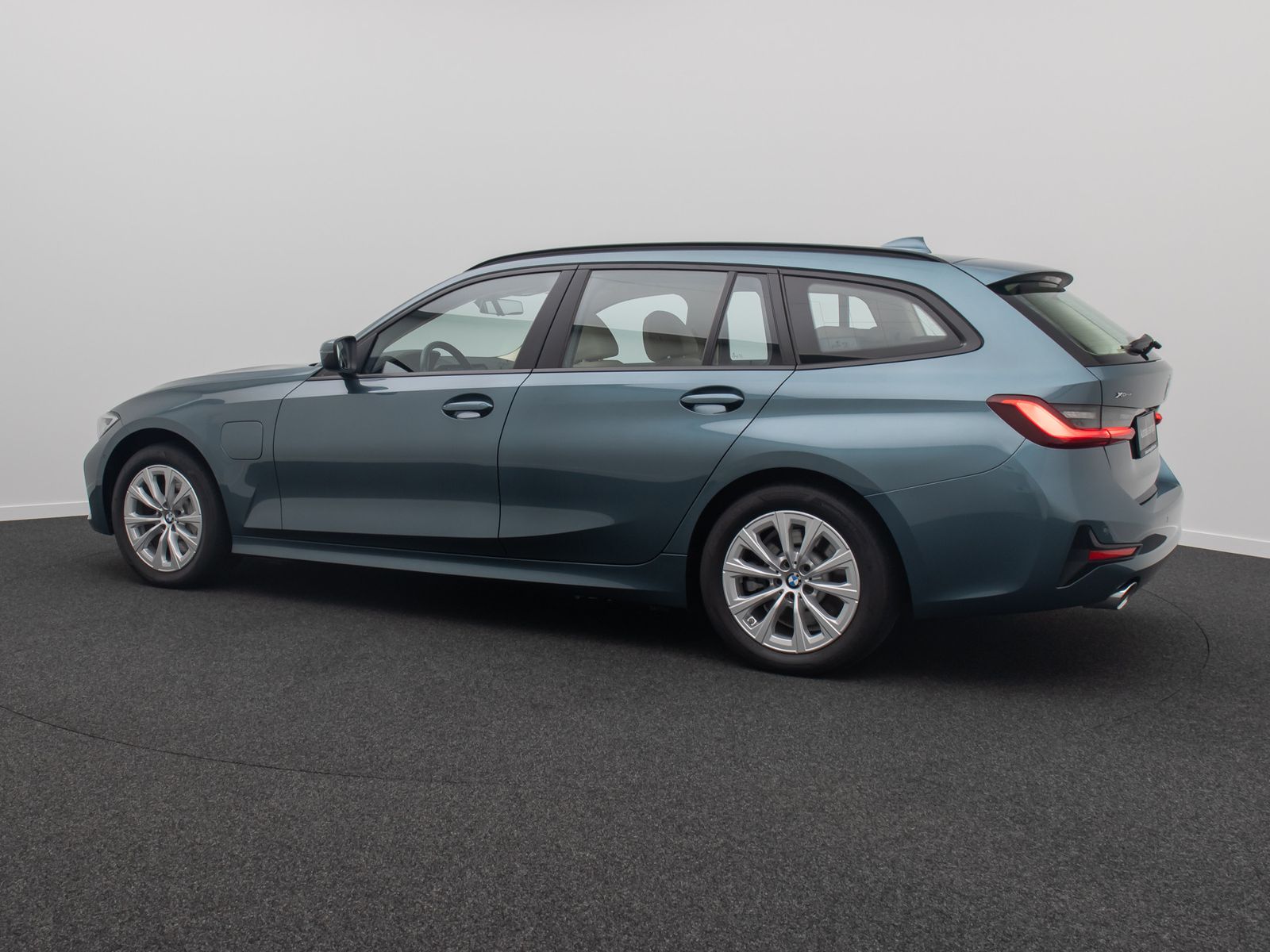 Fahrzeugabbildung BMW 330e xD Alarm HUD H/K DAB Memory Leder Sport