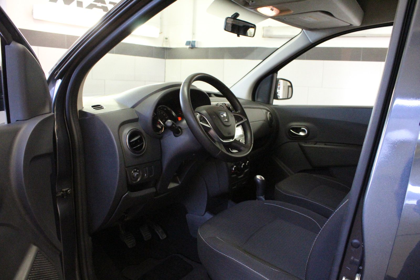 Fahrzeugabbildung Dacia Dokker 1.6 SCe 100 Laureate *Allwetterreifen*