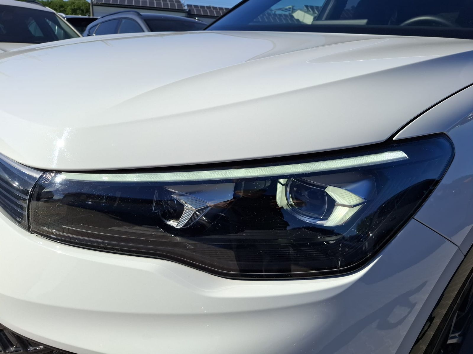 Fahrzeugabbildung Volkswagen Tiguan 2.0 TDI 4M R-Line BLACK*PAN*HK*AHK*MATRIX