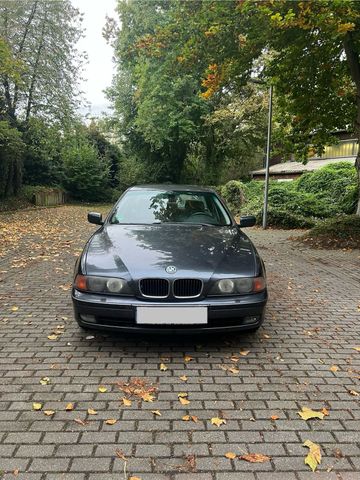 BMW 528i (E39)