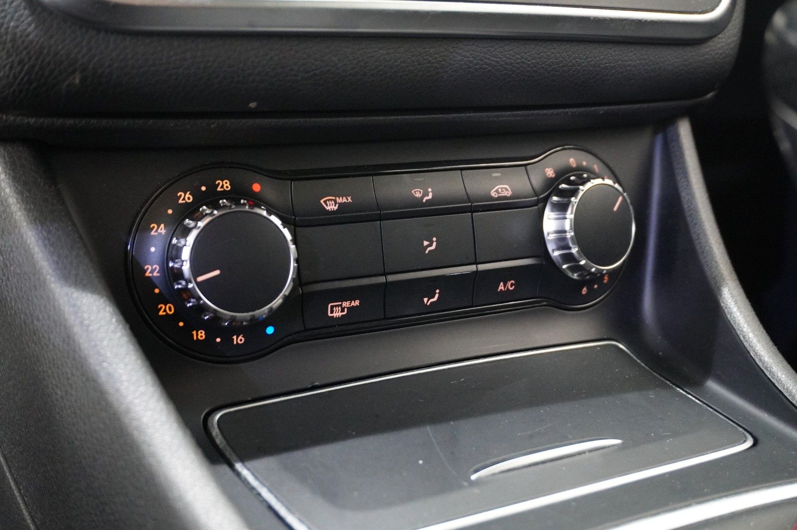 Fahrzeugabbildung Mercedes-Benz CLA 180 COUPE AMG LINE NAVI/LED/SPORT/TEMP./AMG