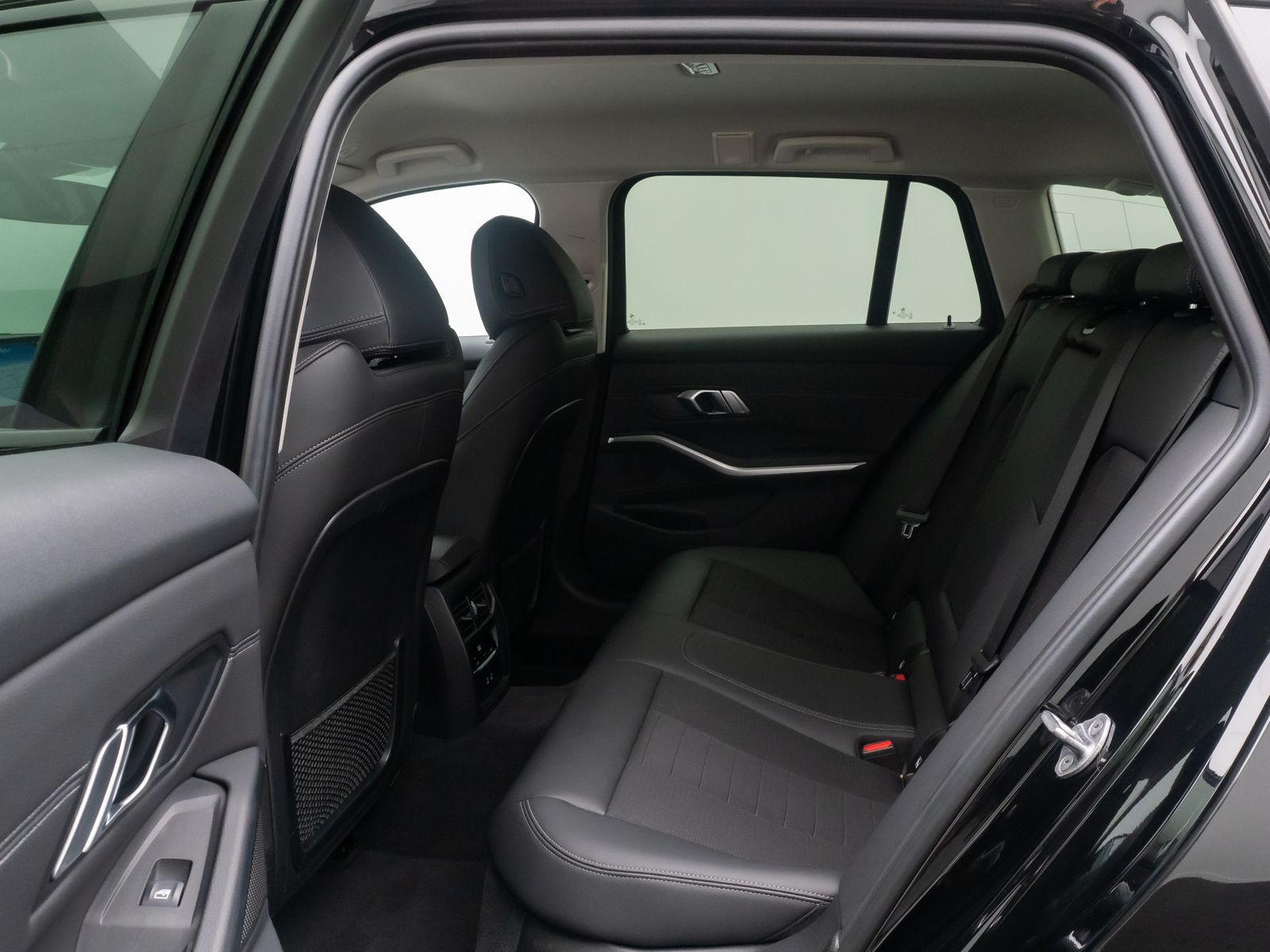 Fahrzeugabbildung BMW 330e Kamera DAB Stop&Go AHK Sport Fernlichtassis