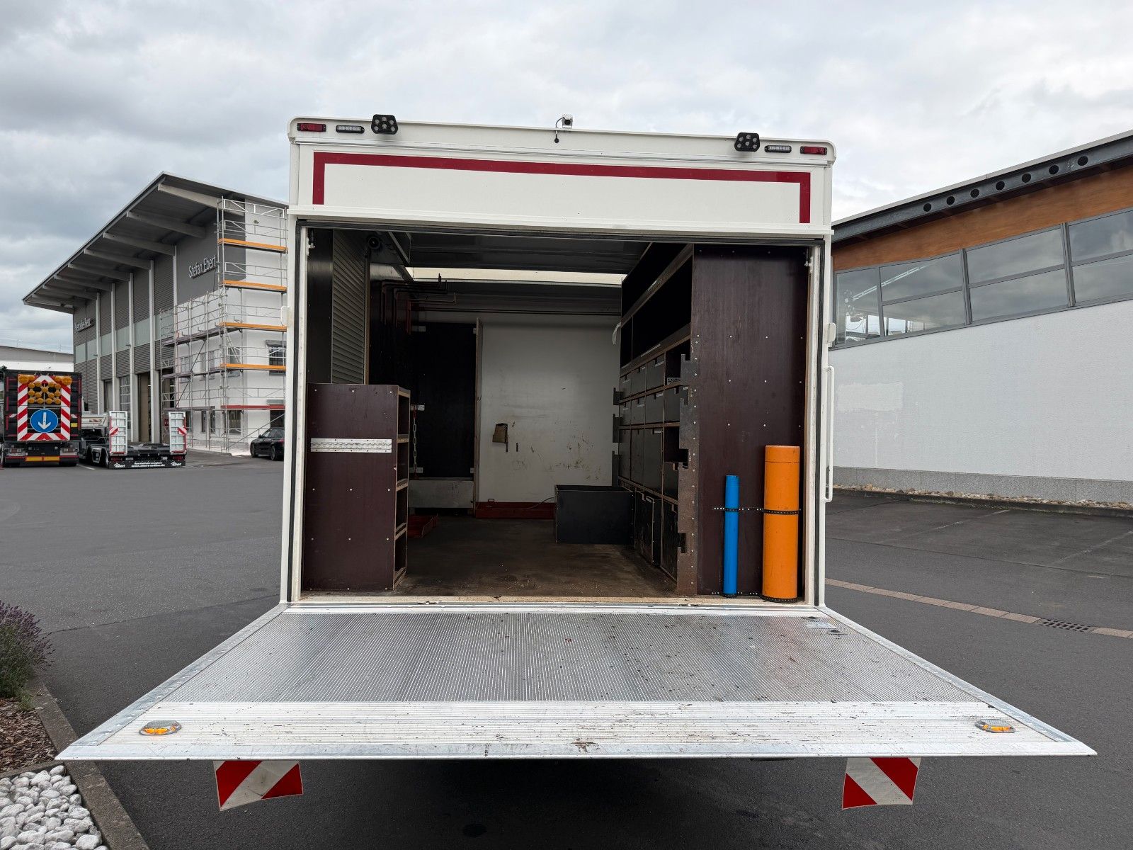 Fahrzeugabbildung MAN TGL 12.250 4x2 BB DoKa LBW 6 Sitze 2 AHK 2 Rollo