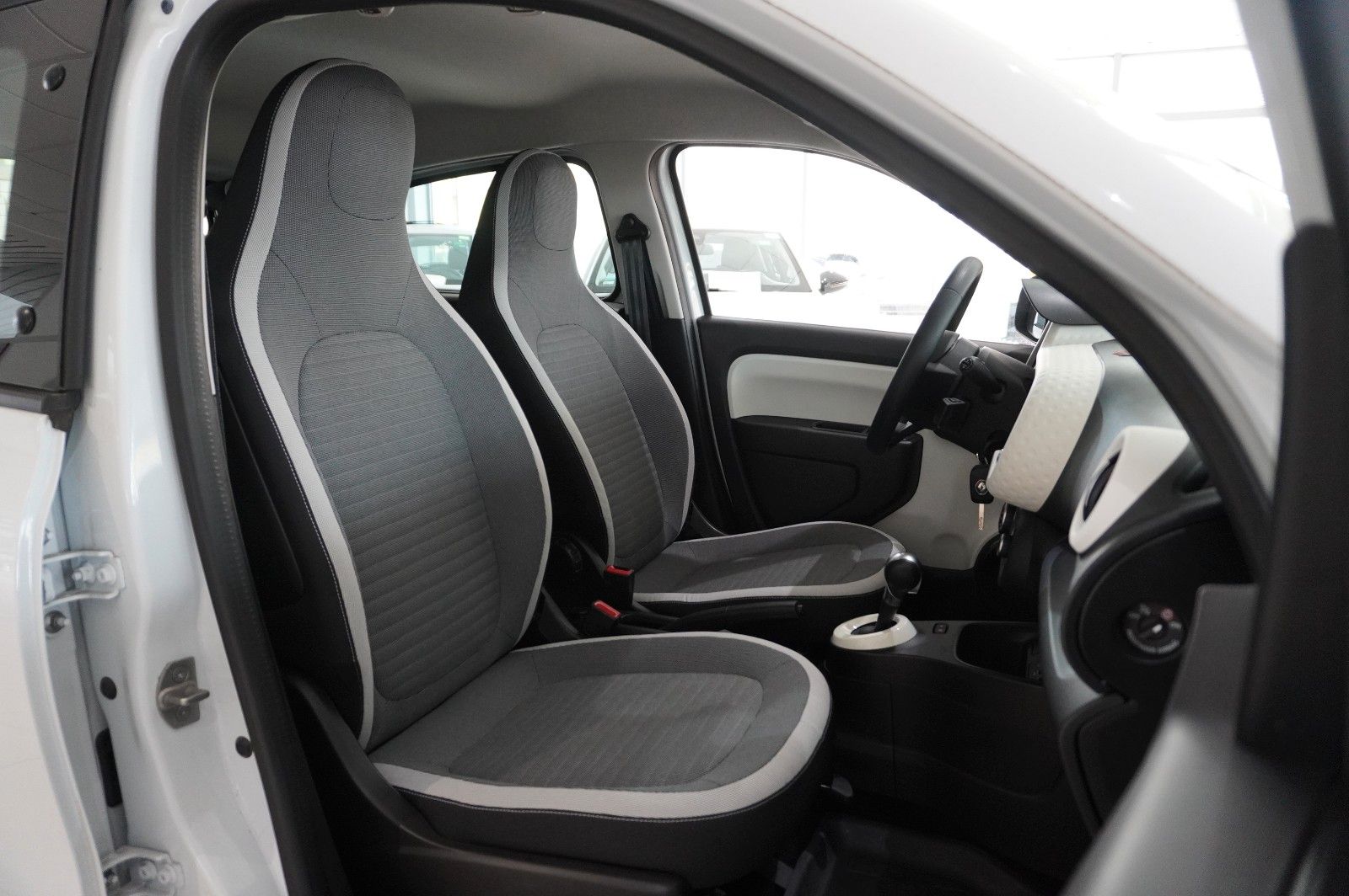 Fahrzeugabbildung Renault Twingo Equilibre Electric 22KWH NAVI/LED/DAB+