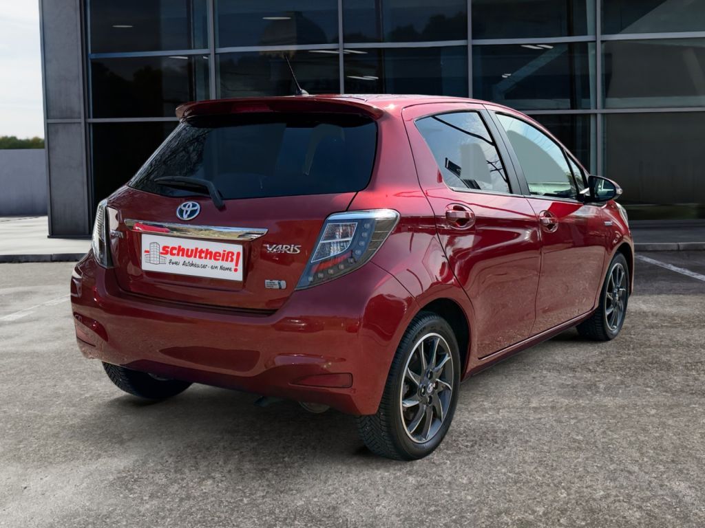 Fahrzeugabbildung Toyota Yaris Hybrid 1.5 VVT-i Club