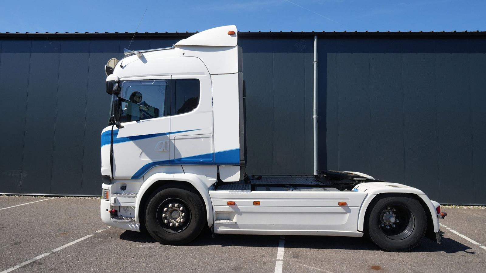 Scania R 450 tractor unit damaged front