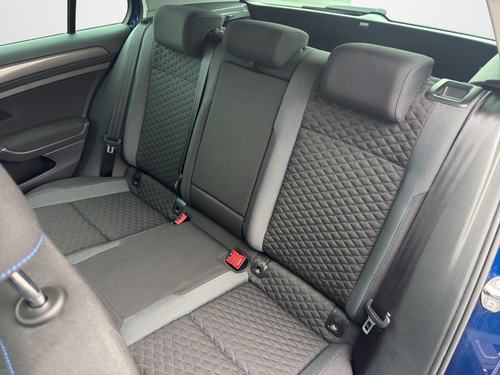 Fahrzeugabbildung Volkswagen GOLF VII 1.0TSI JOIN NAVI APP KAM SHZ MFL DAB