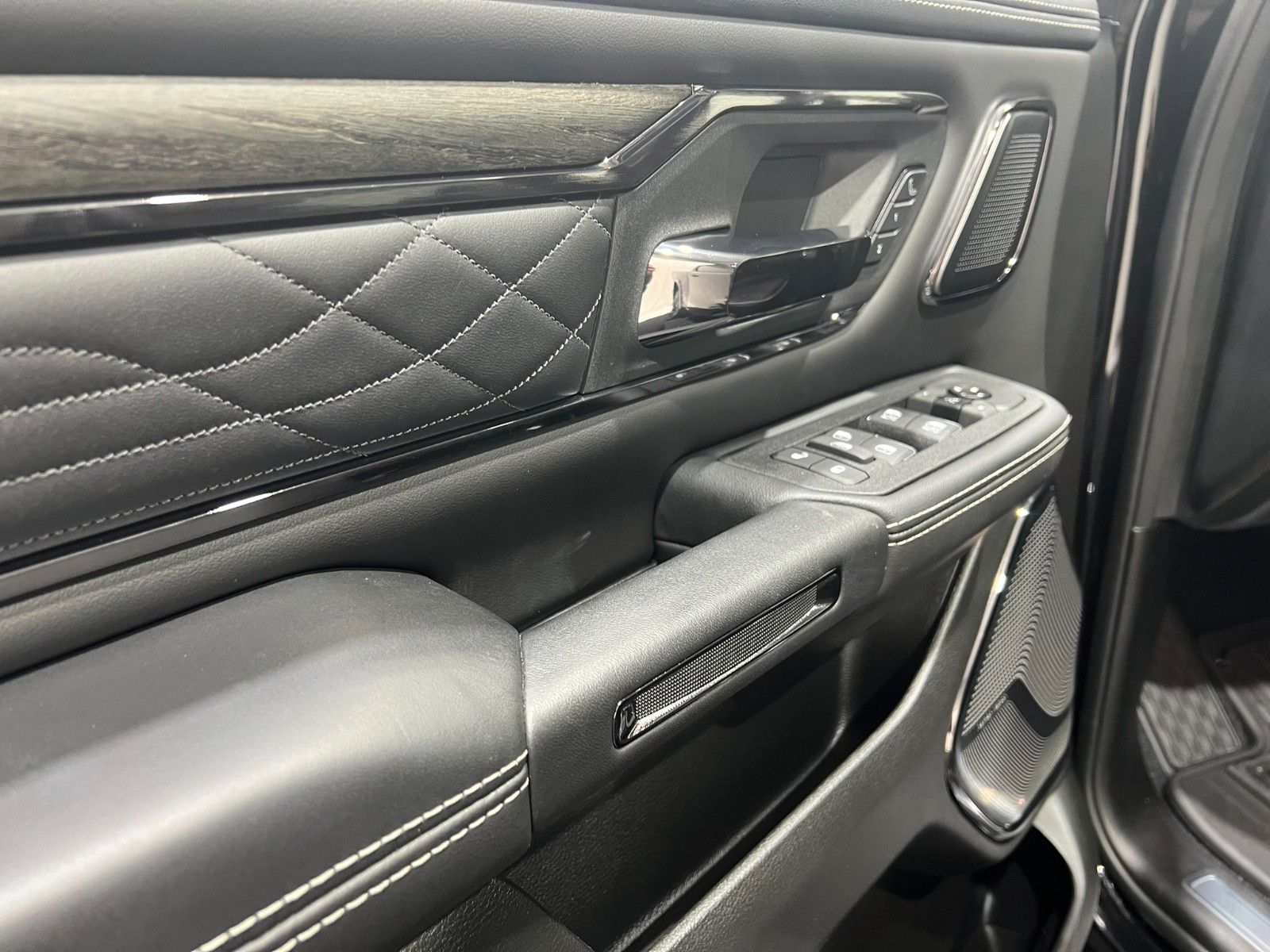 Fahrzeugabbildung Dodge RAM 1500 Limited Night  H/O 3.0L