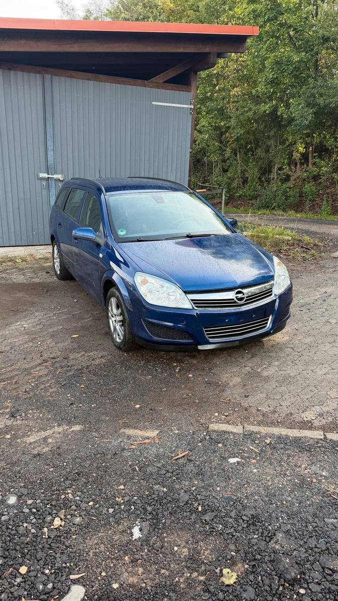 Opel Astra 2007 — rear view