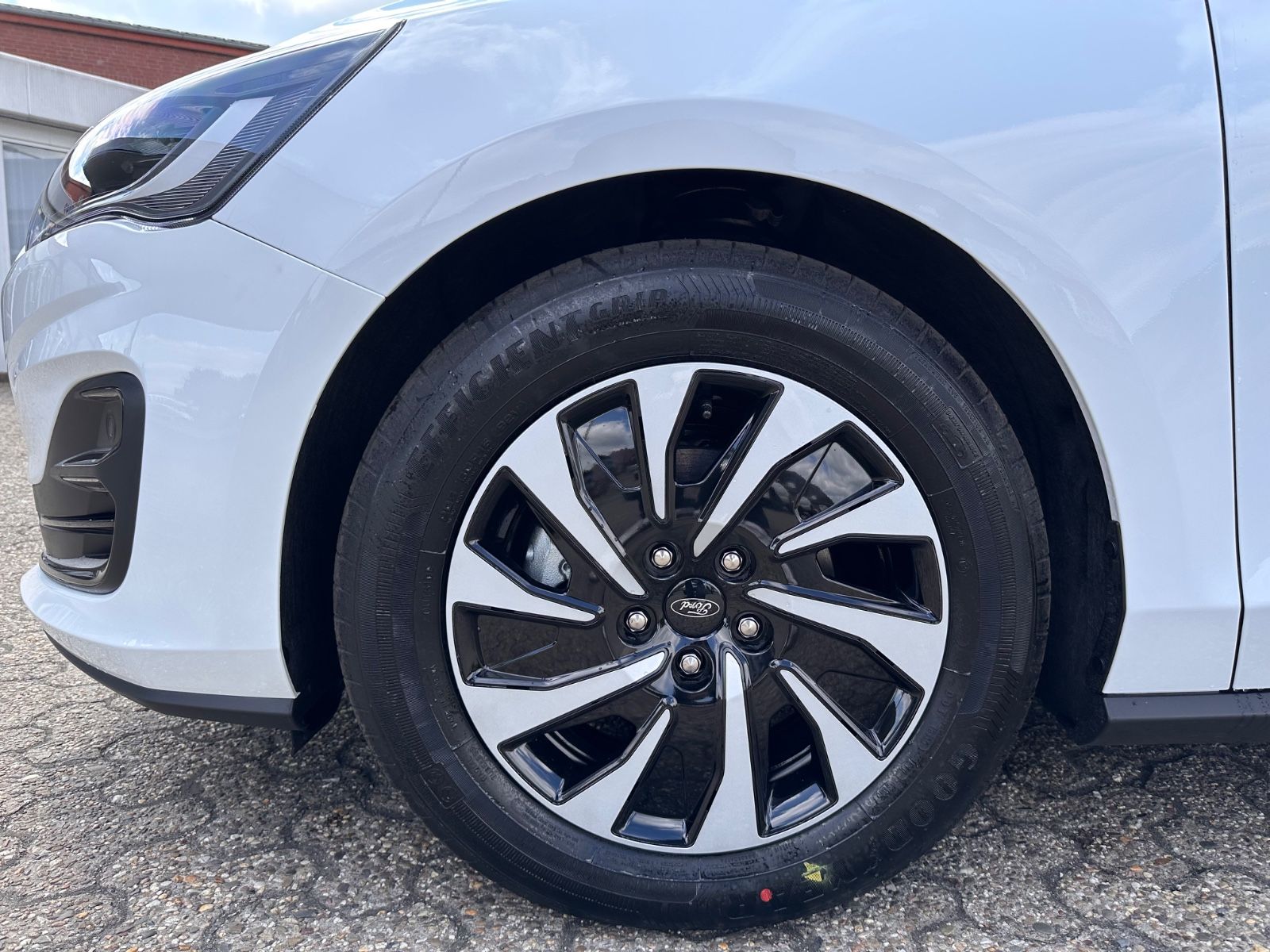 Fahrzeugabbildung Ford Focus Turnier 1.5 TDCi Titanium X Autom Navi/LED