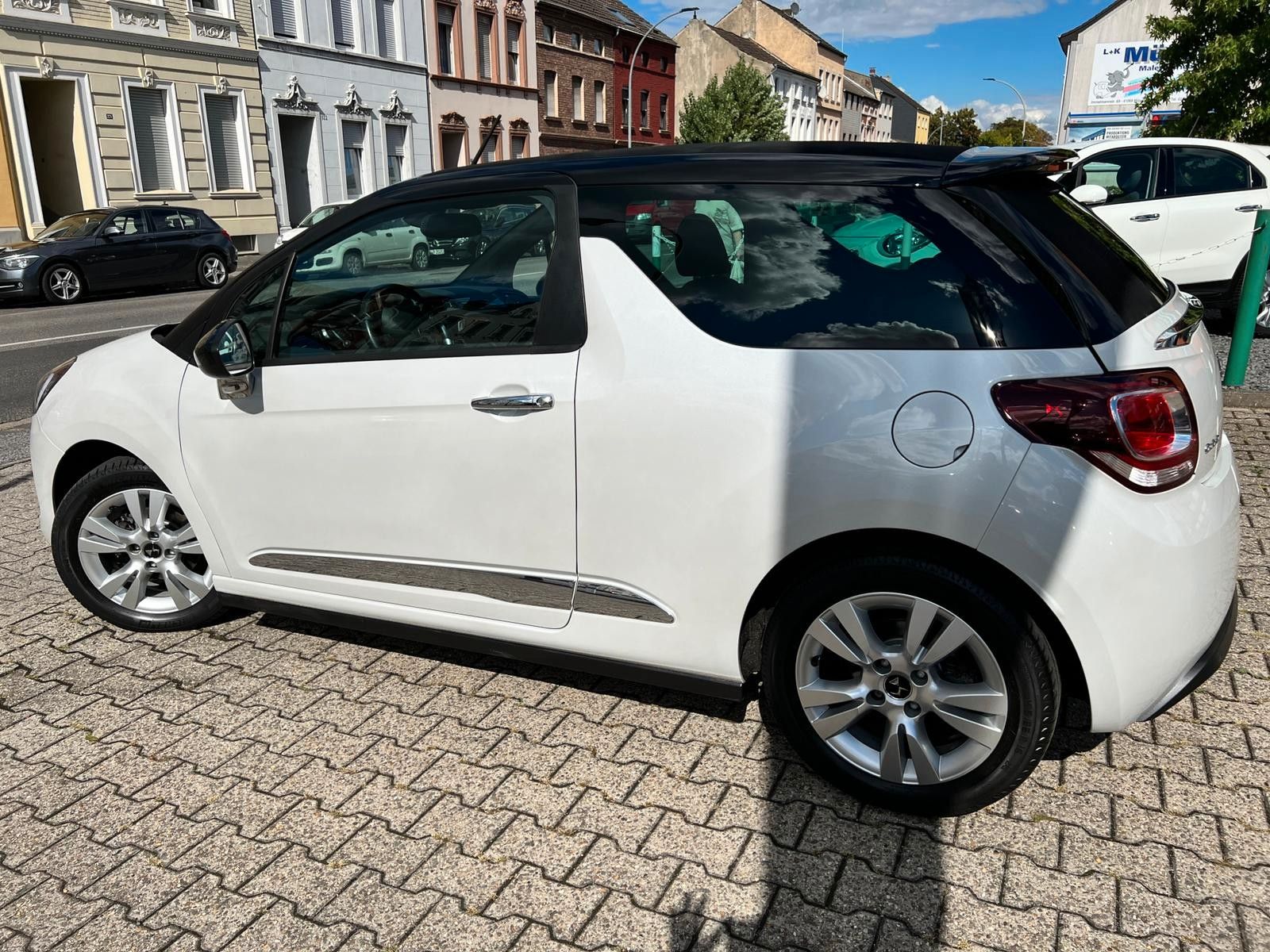 Fahrzeugabbildung Citroën DS3 Cabrio SoChic NAVI LED PDC 1-HAND