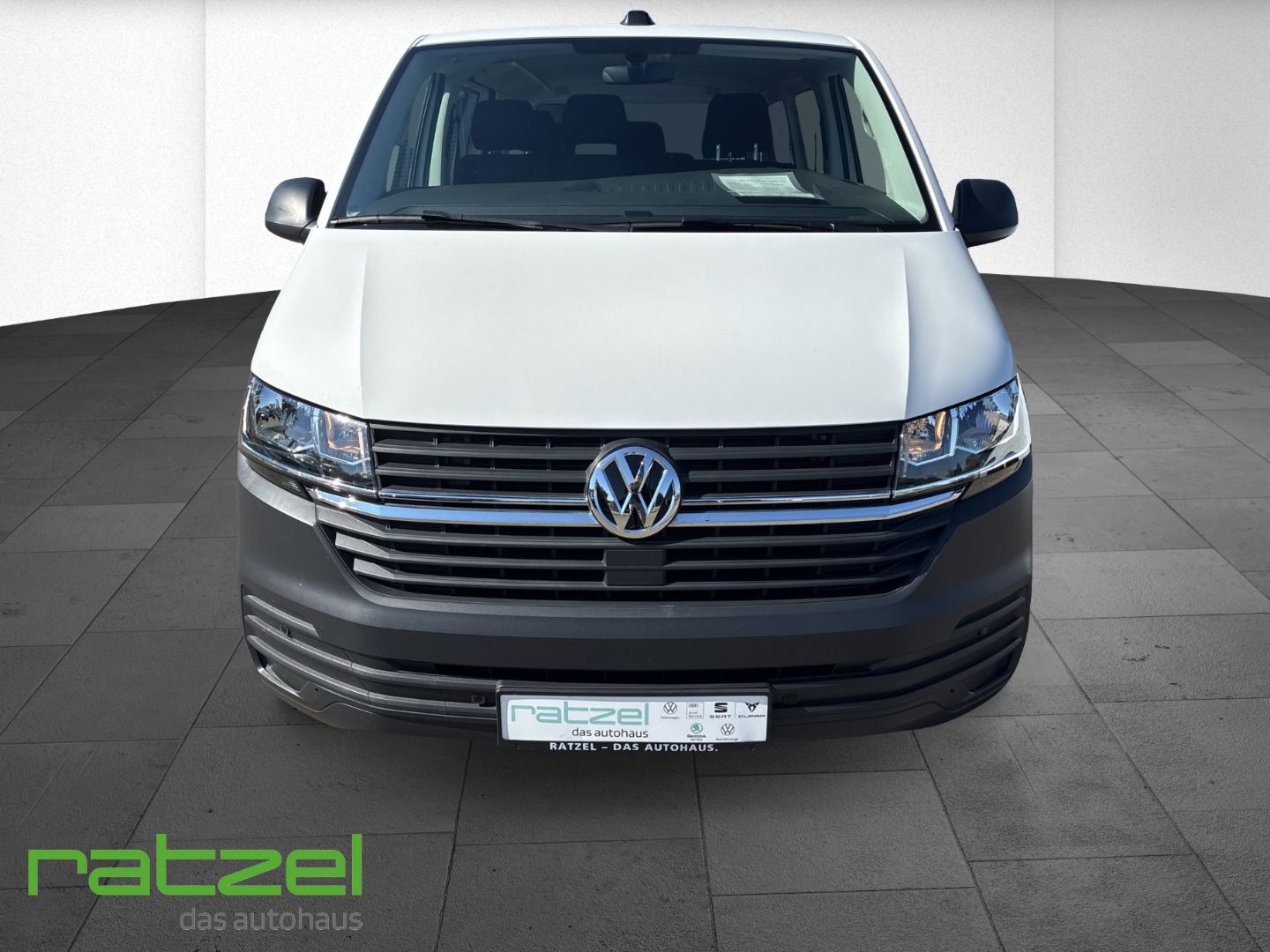 Fahrzeugabbildung Volkswagen T6.1 Kombi KR 2.0 TDI 9-Sitzer AHK DAB Rückfahrk