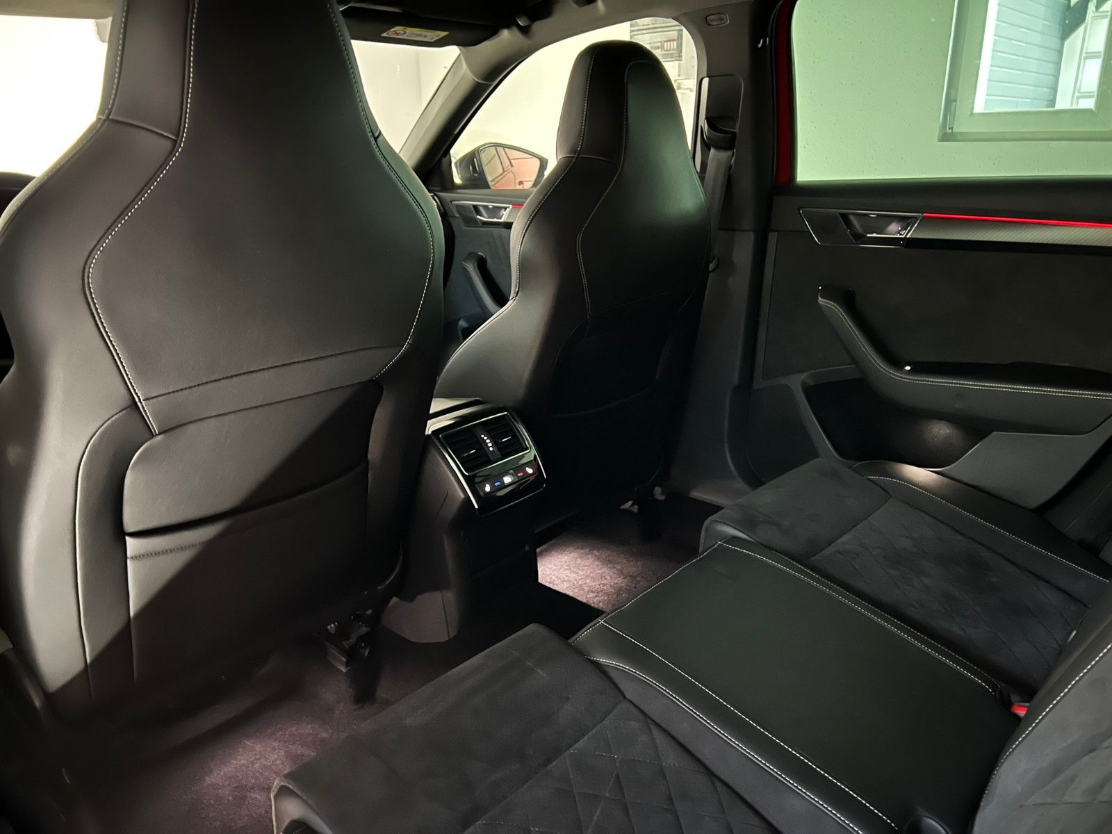 Fahrzeugabbildung SKODA Superb Combi SPORTLINE/LED/STHZ/AHK/ACC/VRTL