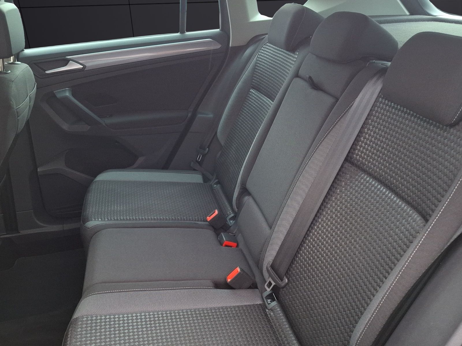 Fahrzeugabbildung Volkswagen Tiguan TSI Active DSG LED Navi ACC RFK SH 18"