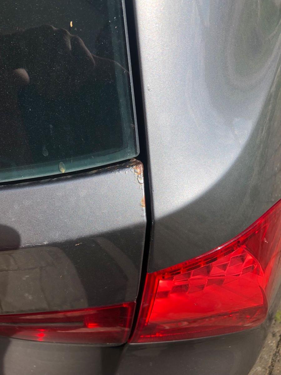 BMW 318 2010 — photo 8