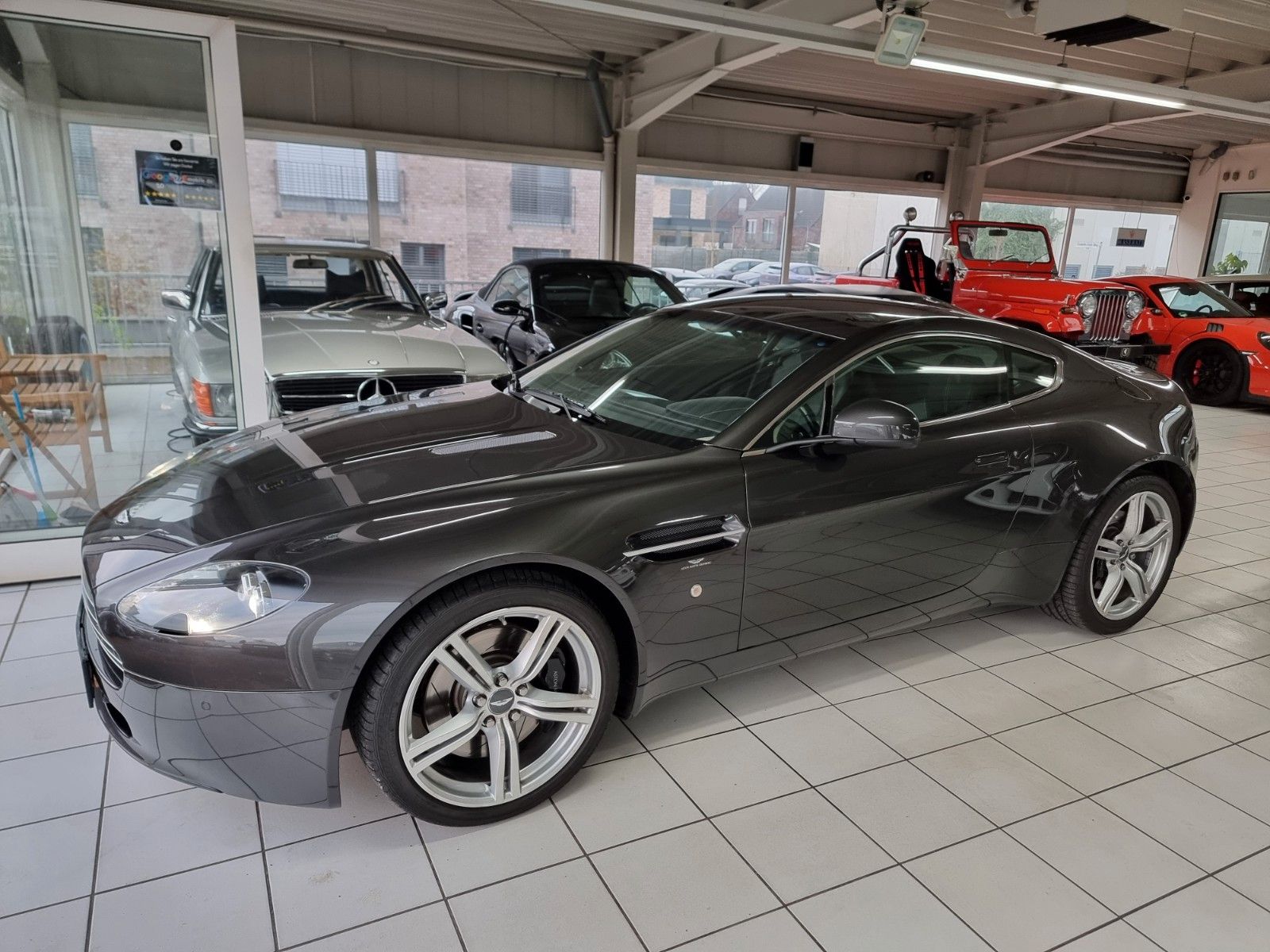 Fahrzeugabbildung Aston Martin V8 Vantage 4.7l/Quantum Silber/BRD/Erstlack/2.Hd