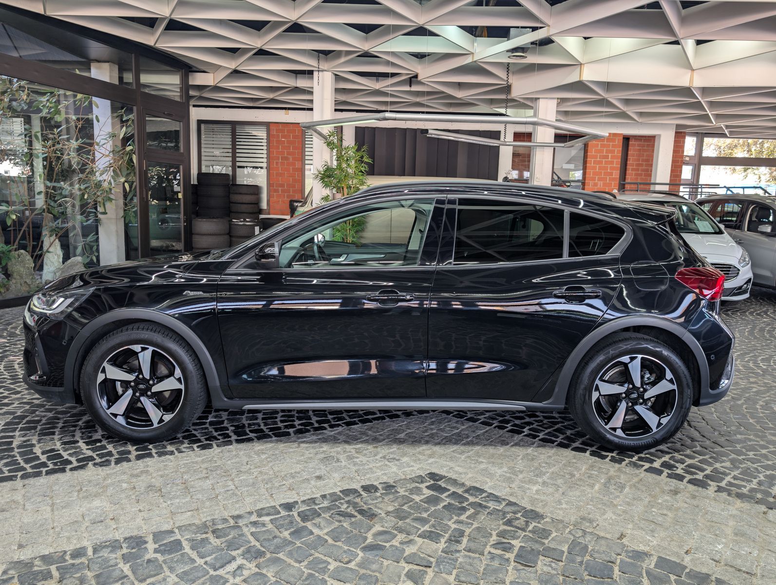 Fahrzeugabbildung Ford Focus Limo EB Active LED ACC APP KAM 17" WINTER