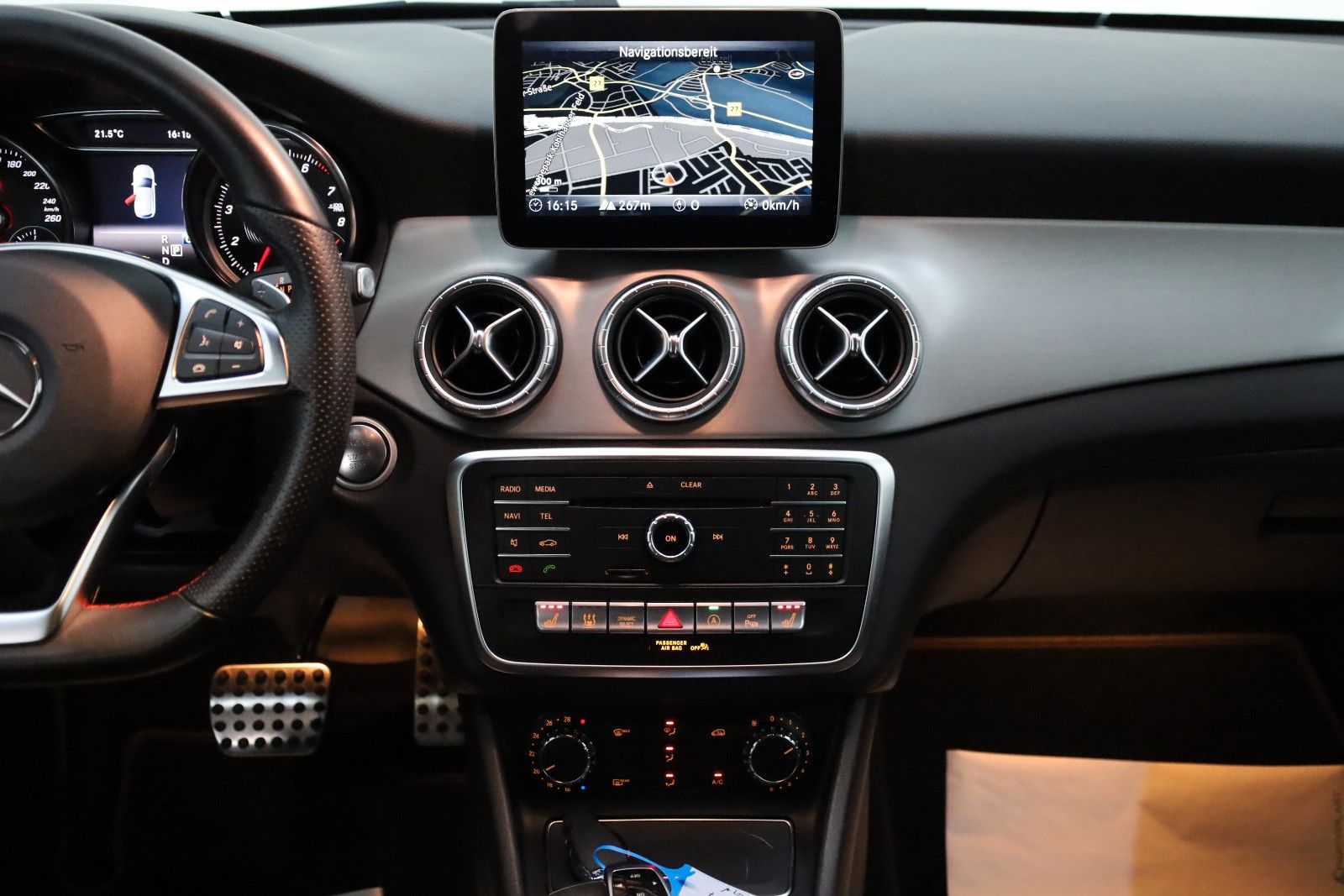 Fahrzeugabbildung Mercedes-Benz CLA 200 SB TLeder,Navi,LED,SH,Kamera,SR+WR