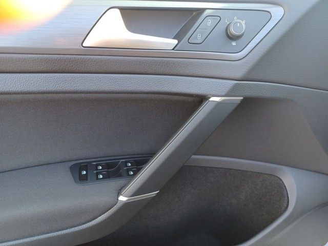 Fahrzeugabbildung Volkswagen Golf VII Lim. 1.0TSI Comfortline BLUETOOTH+SITZH