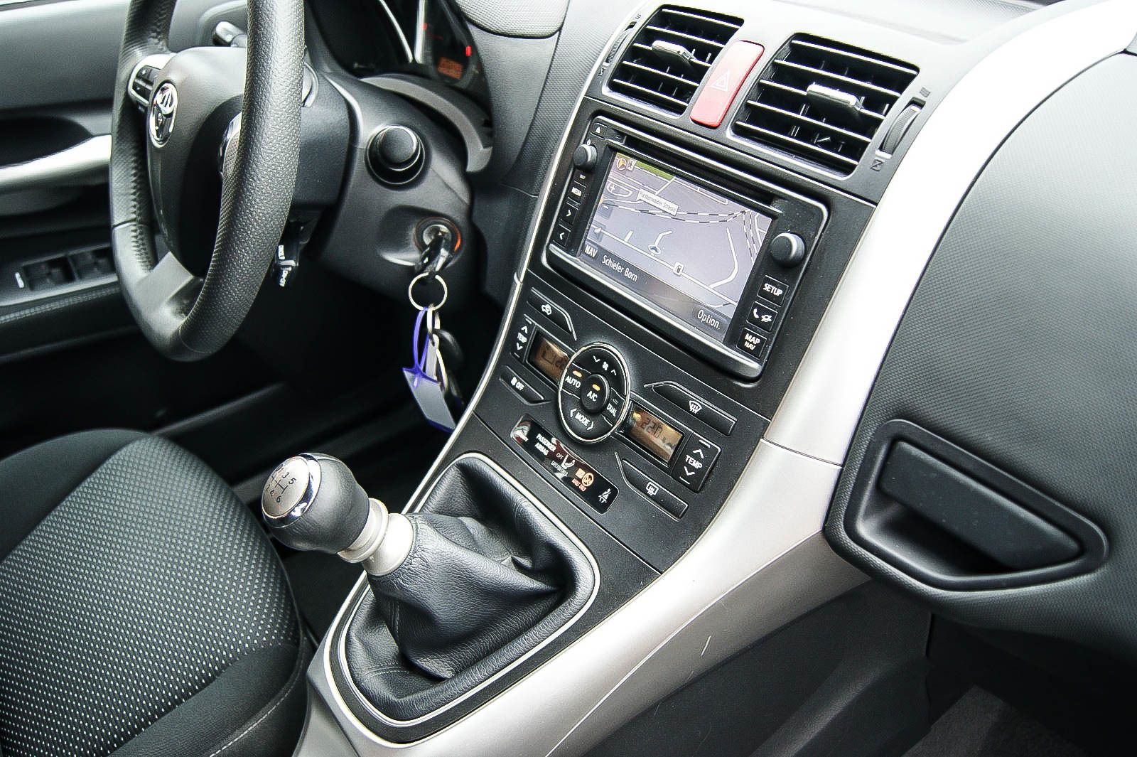 Fahrzeugabbildung Toyota Auris 1.6 Valvematic Travel NAVIGATION PDC 1HAND