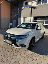 Mitsubishi Outlander 2.0 4WD Plug-In Hybrid - Mitsubishi Plug-in Hybrid Outlander von privat