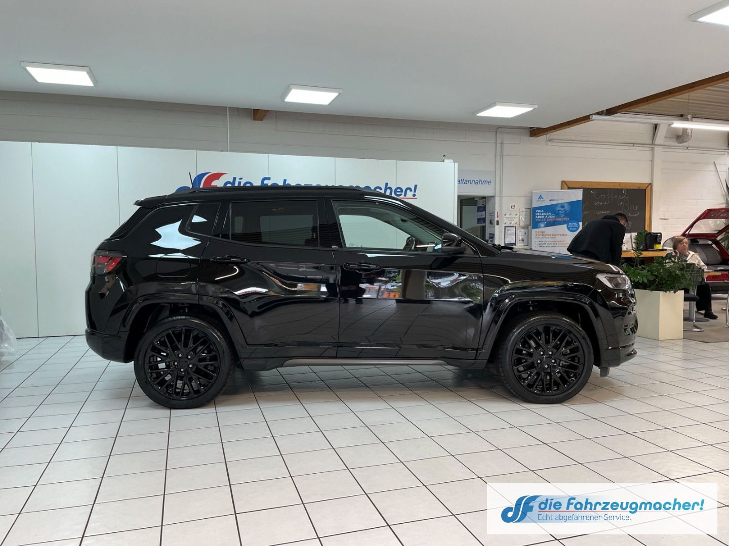 Fahrzeugabbildung Jeep Compass S Plug-In Hybrid 4WD Navi Soundsystem 36