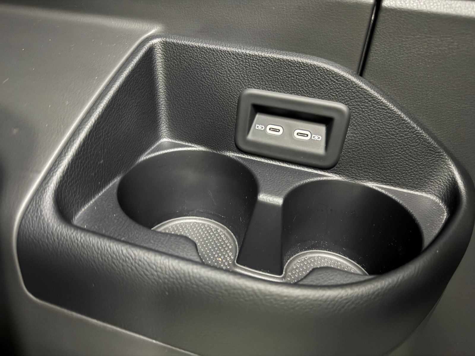 Fahrzeugabbildung Volkswagen T6.1 4M DSG IQ.DRIVE INDIVIDUAL EDITION 6-SITZER