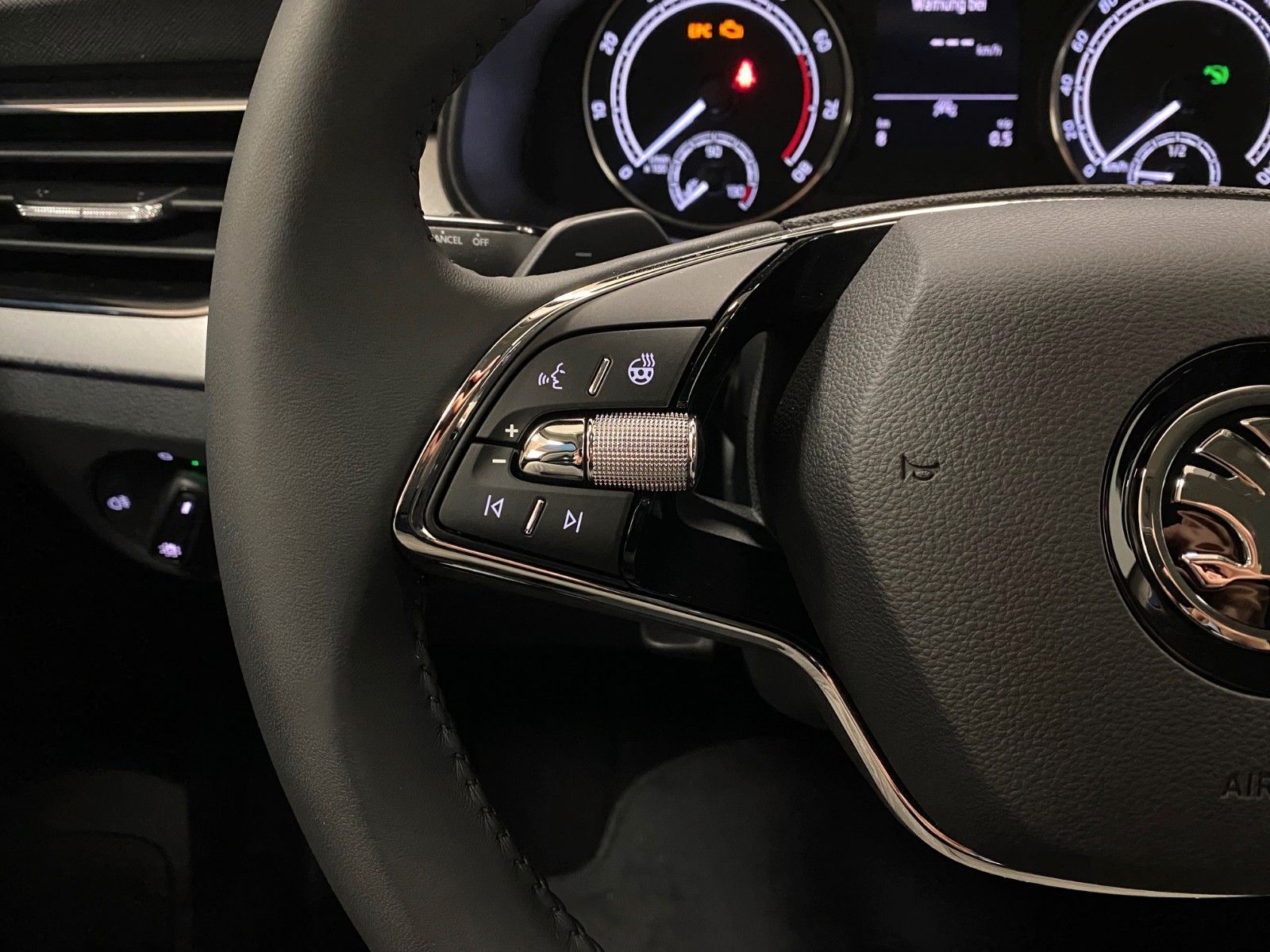 Fahrzeugabbildung SKODA Kamiq 1.5l TSI DSG TOUR+5 JahGARANTIE+KAMERA+PDC