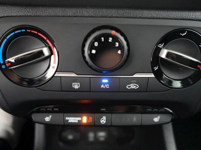 i20 YES! BLUE+RÜCKFAHRKAMERA+SITZHEIZUNG+LENKRAD