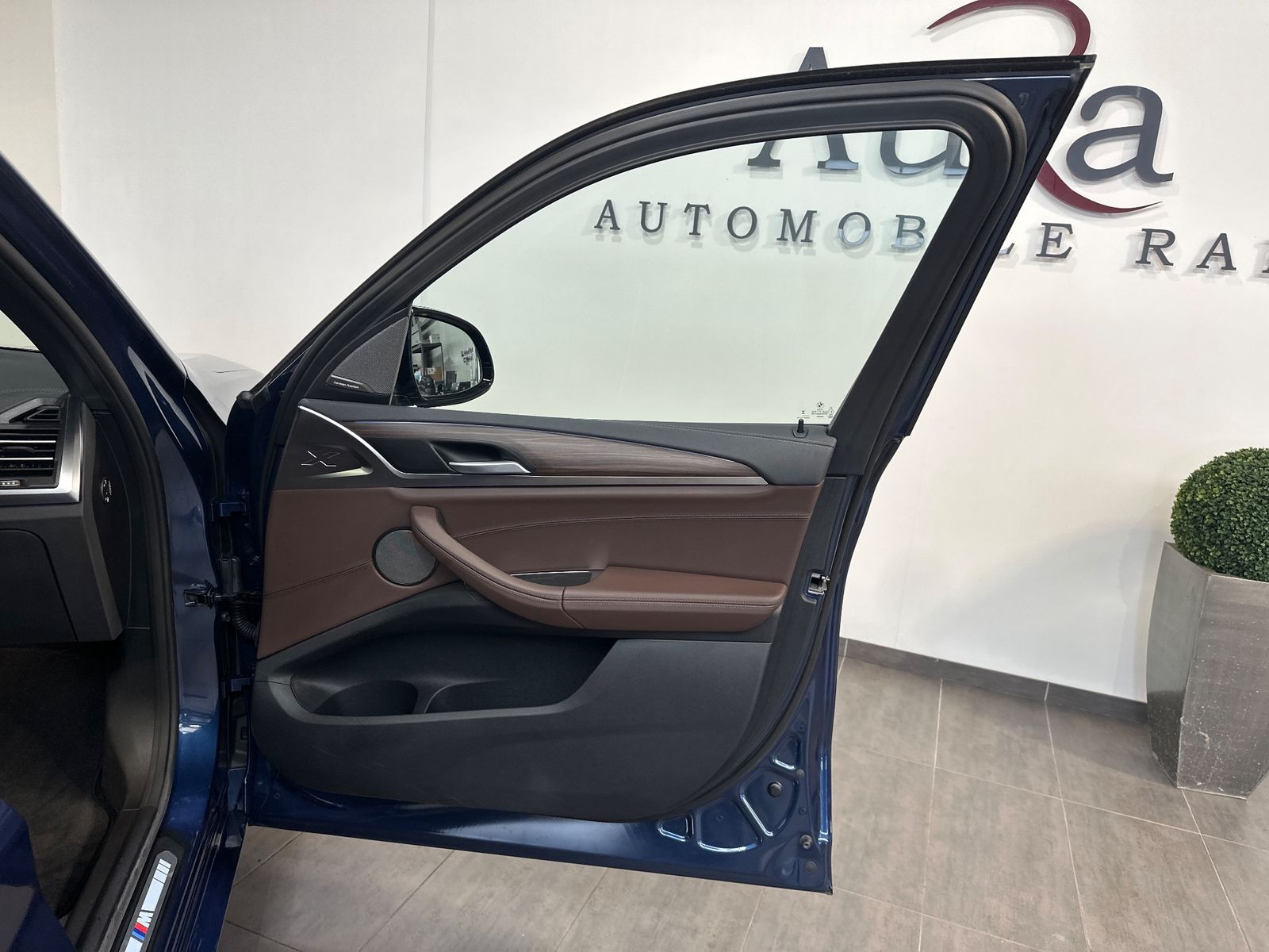 Fahrzeugabbildung BMW iX3 Impressive M-Sport NAV+LED+PANO+AHK+HUD+20ZO