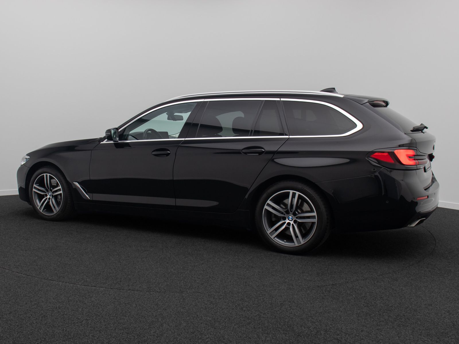 Fahrzeugabbildung BMW 530d xD ACC HUD DAB Kamera AHK Alarm H/K Sport