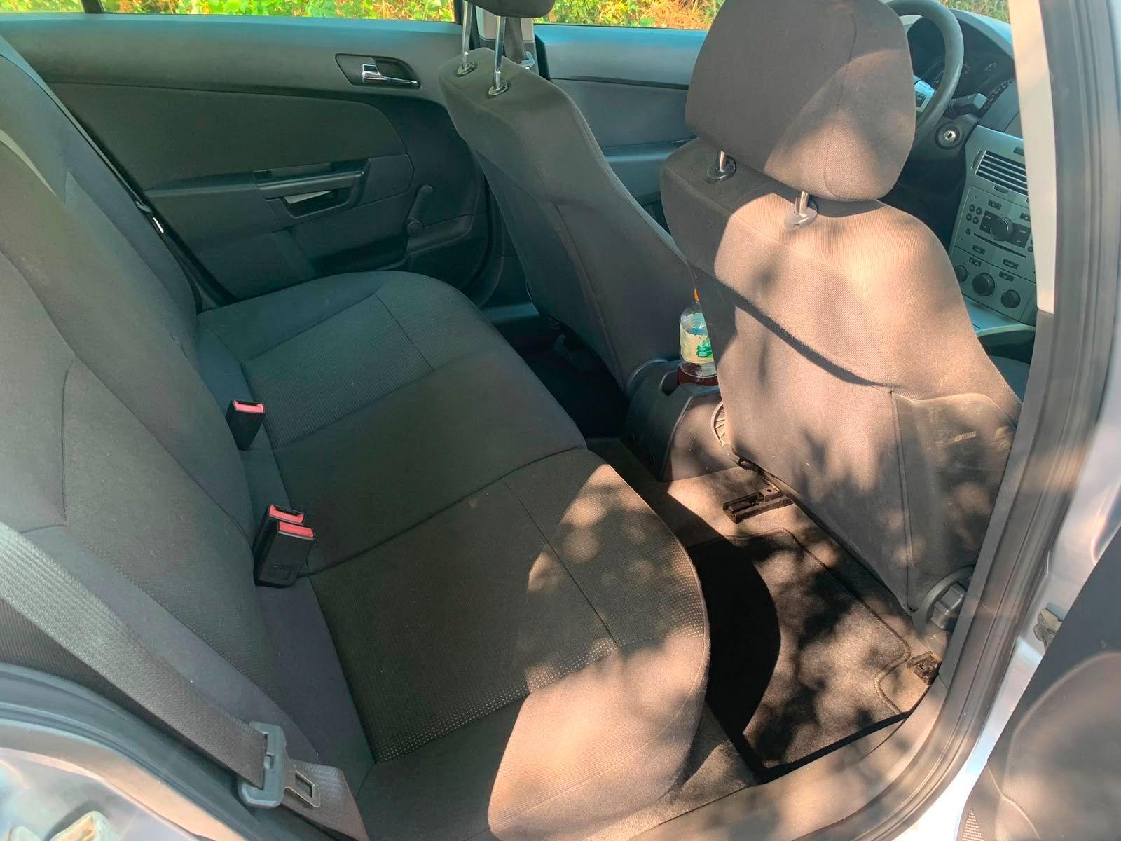 Opel Astra 2010 — photo 11