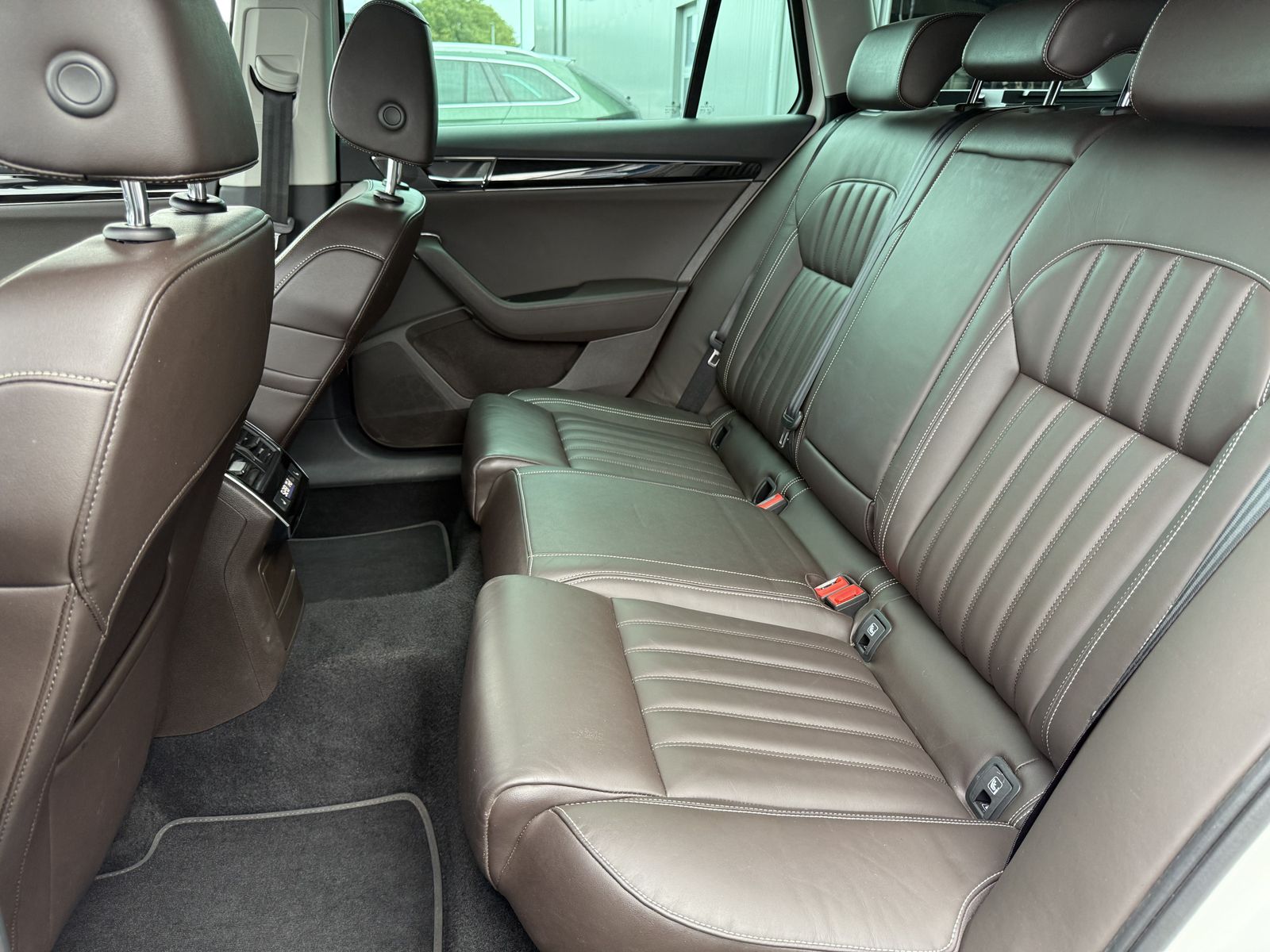 Fahrzeugabbildung SKODA Superb Combi 1.4 TSI iV L&K NAV+LED+KAMERA+VCOCK