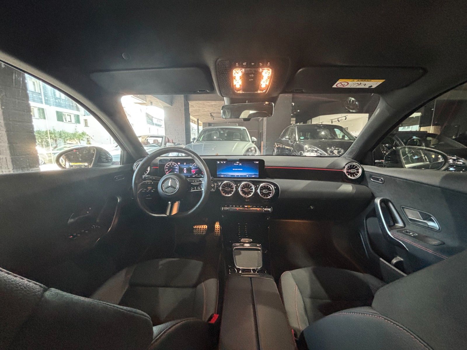 Fahrzeugabbildung Mercedes-Benz A 200 //AMG-LINE//MBUX//AMBIENTE/KAMERA/SHZ/NAVI