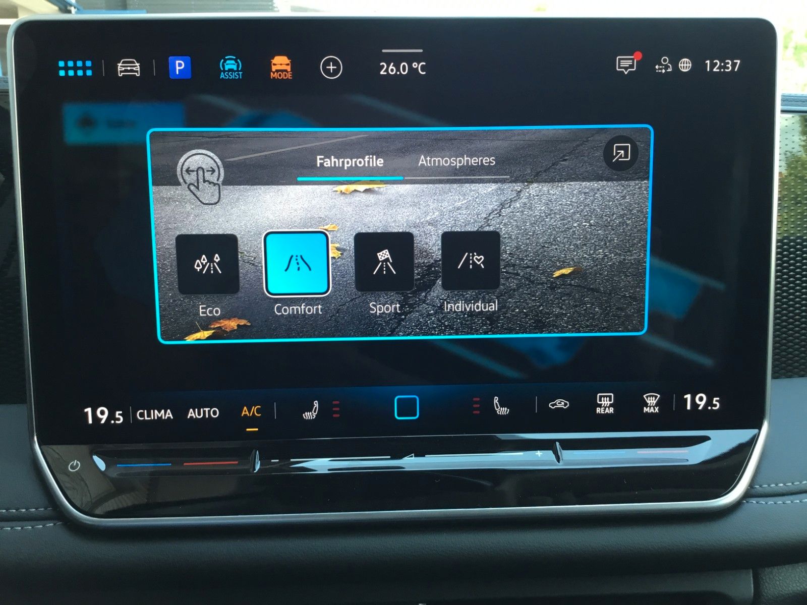 Fahrzeugabbildung Volkswagen Tiguan 1.5 eTSI DSG Life+AHK+360°+18"+LED+AppCon