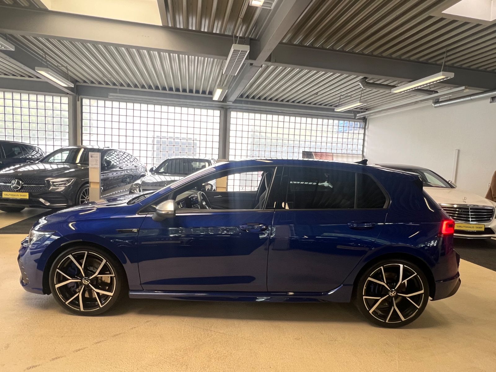 Fahrzeugabbildung Volkswagen Golf VIII Lim. R 4Motion *LAPIZ BLUE*KAMERA*IQ*