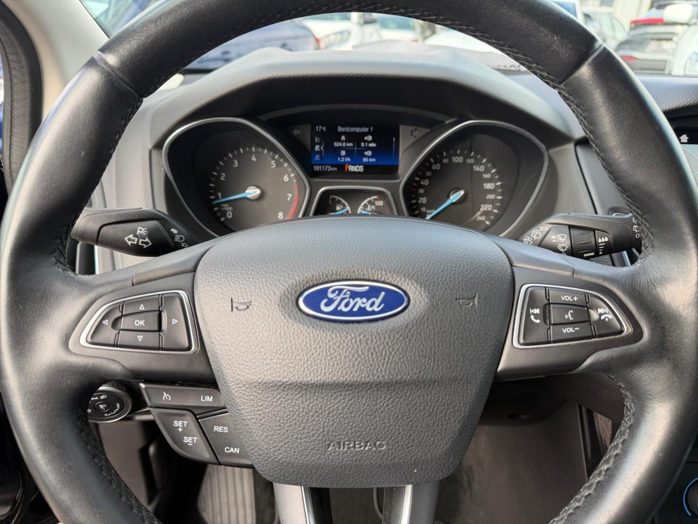 Ford Focus 1.5 Turnier Titanium *PDC v.&h.*SHZ*Klima*