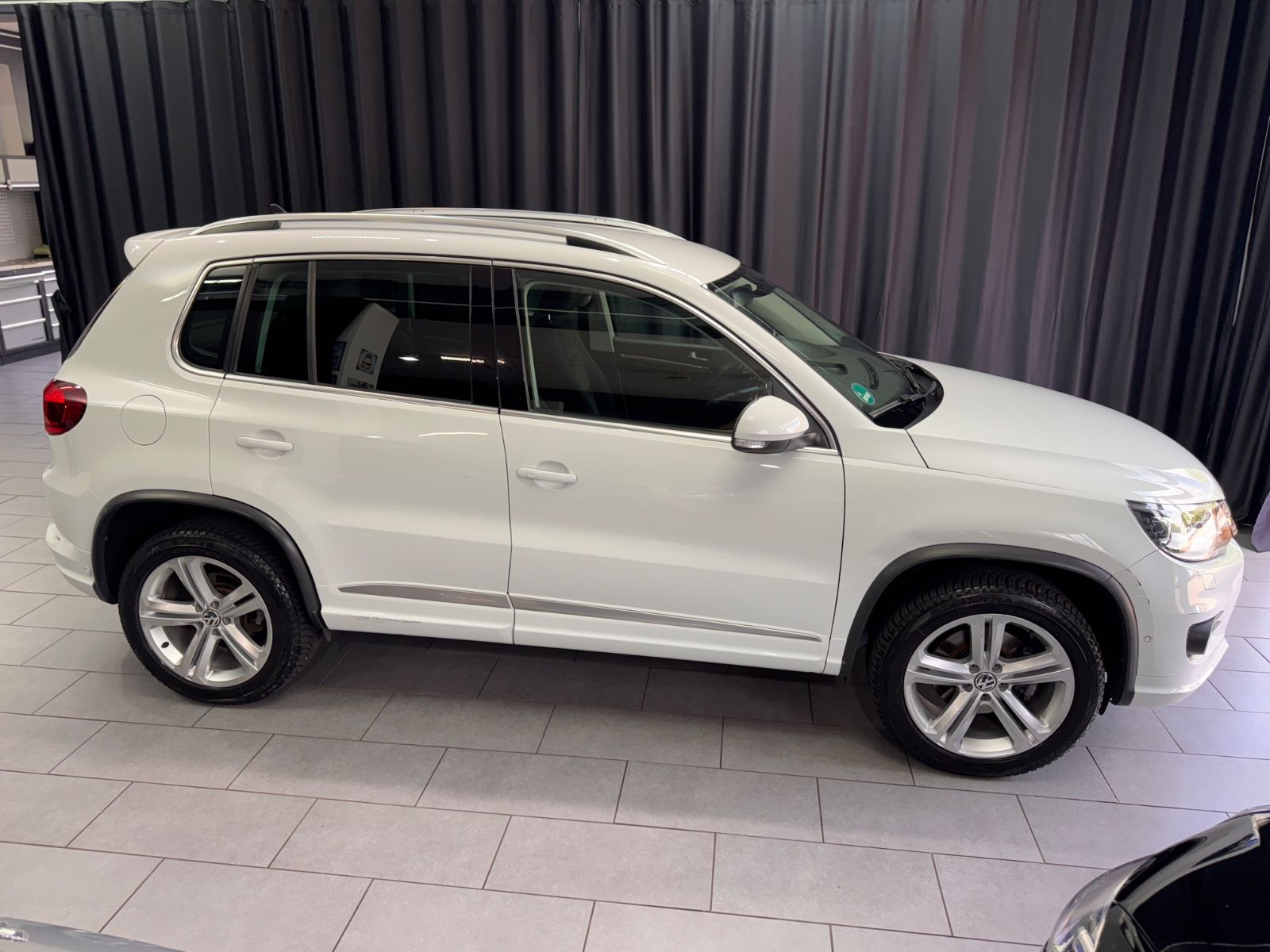 Fahrzeugabbildung Volkswagen Tiguan Sport & Style BMT 4Motion|R-LINE|DSG|NAVI
