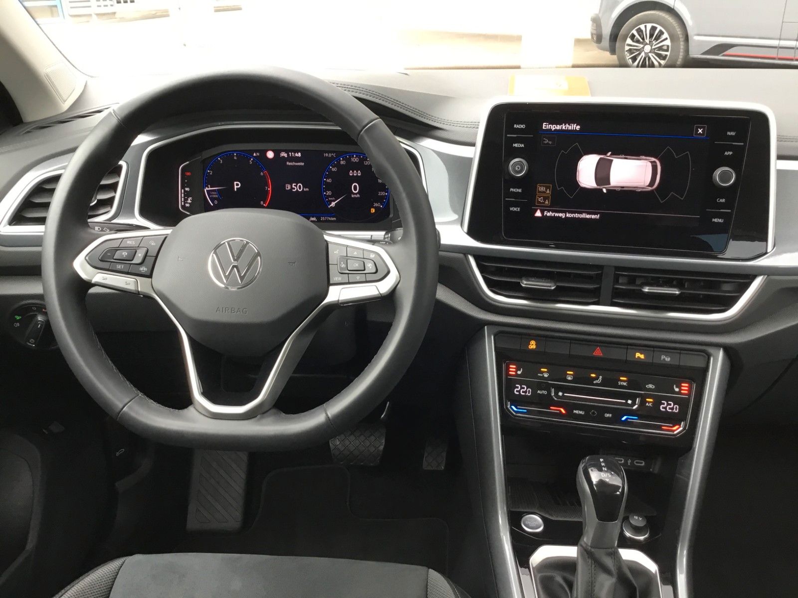 Fahrzeugabbildung Volkswagen T-Roc 1.5 TSI DSG Style+AHK+MatrixLED+ACC+Pano
