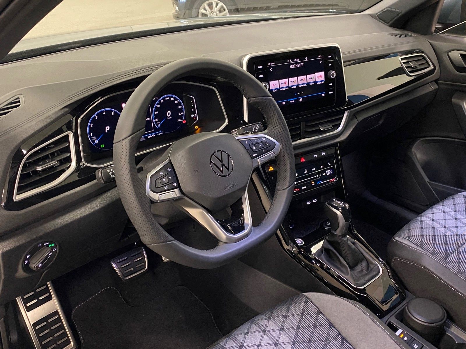 Fahrzeugabbildung Volkswagen T-Roc 1.5 TSI DSG R-Line+ACC+Garantie bis 2030++