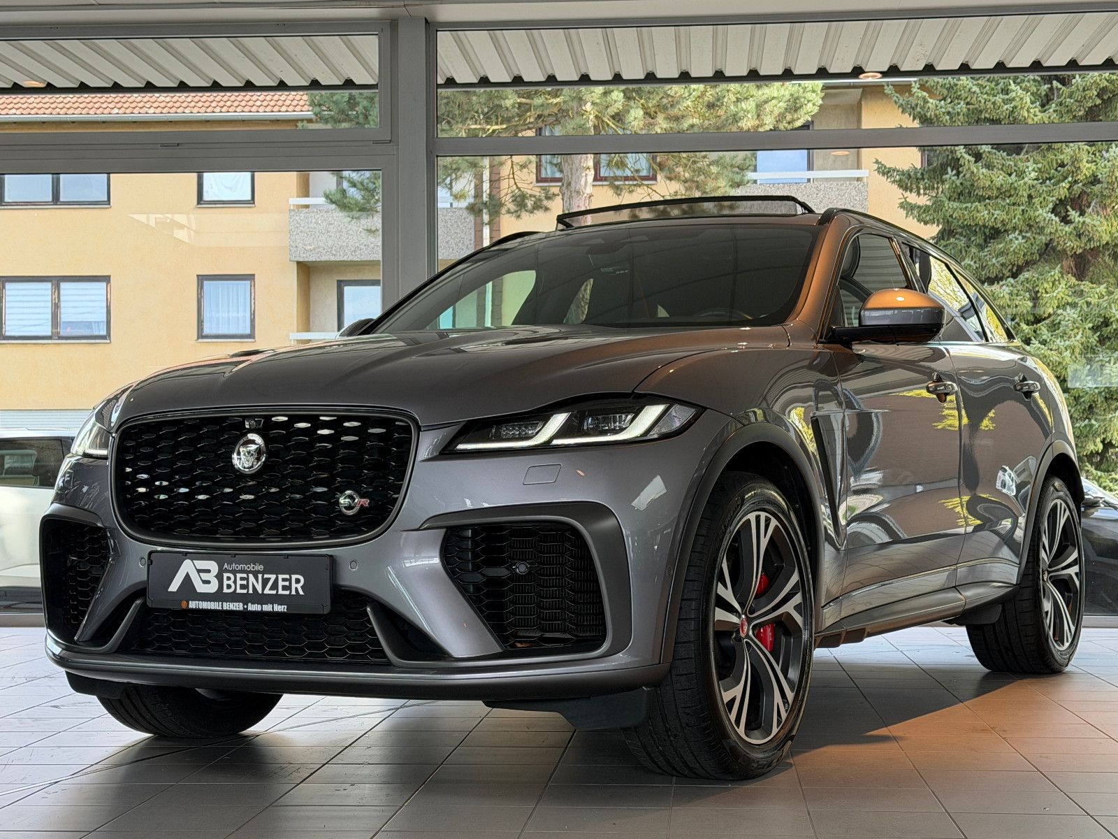 Fahrzeugabbildung Jaguar F-PACE SVR /PANO/MERIDIAN/HUD/360°KAM/MEMORY